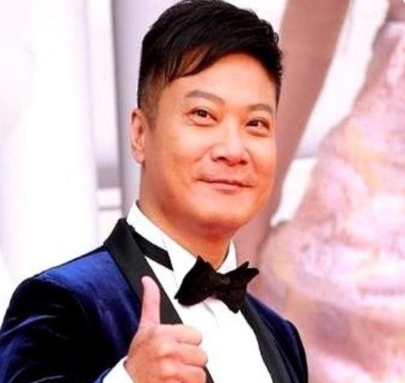 有一回，洪金宝给钱嘉乐打电话，说：“兄弟，给你100万，过几天来帮我替拍个戏。”