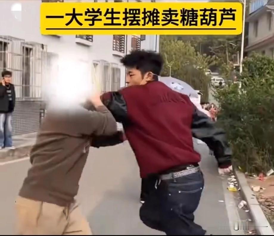 大学生摆摊创业被同行掀翻！真气人大学生勤工俭学，想挣点生活费这么难吗？看看这男