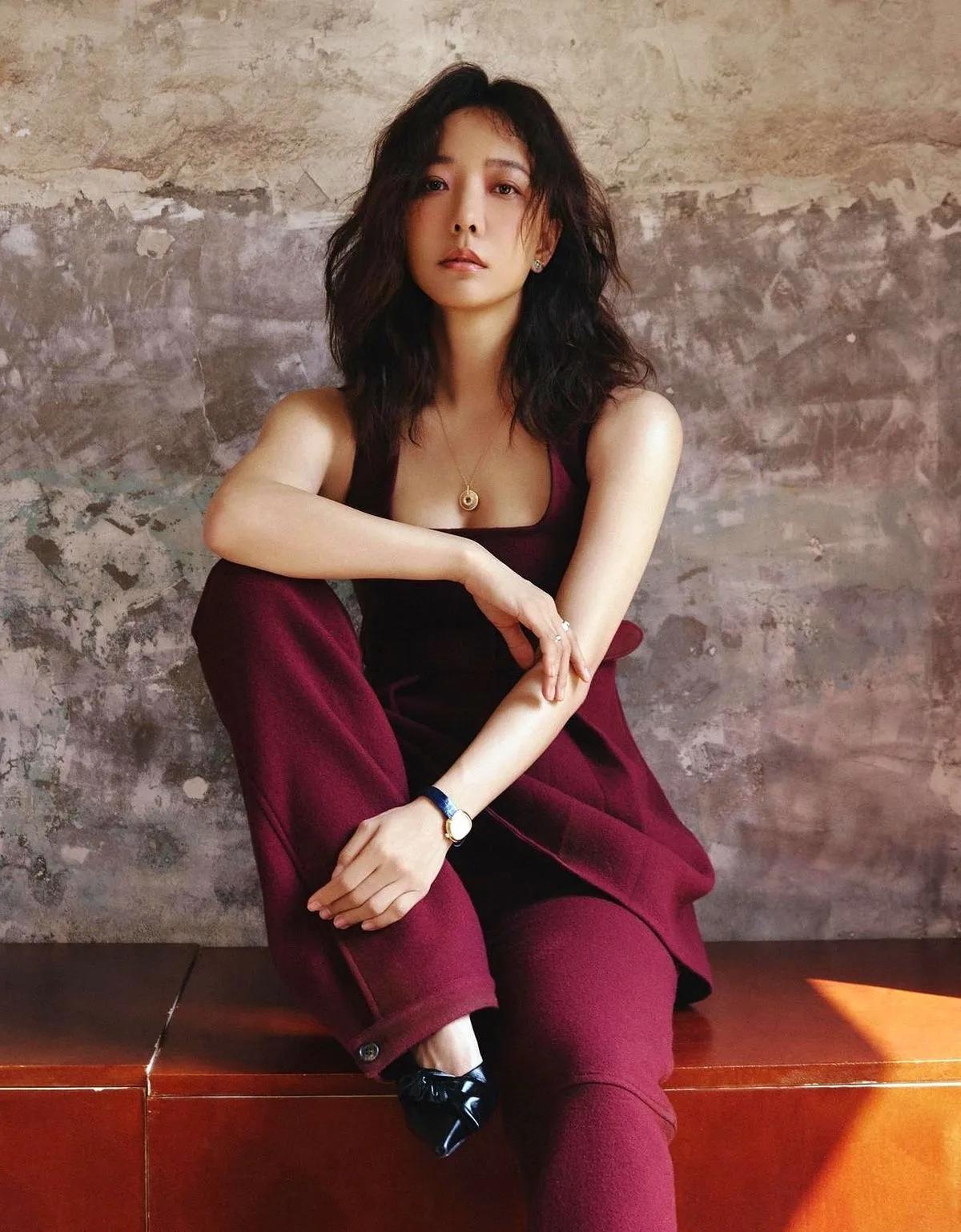 42岁的王珞丹搬到了承德金山岭的山居小院。院子里养了两只柴犬。她现在一年只接一两