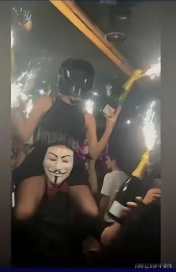 瑞士酒吧最后的狂欢照片曝光！人们开心地举着酒瓶，瓶子里插着烟花棒，而房顶已经被点