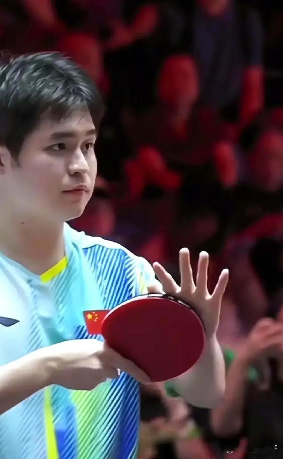 林诗栋在新加坡，手握四个赛点。球台边，他喘着粗气，汗水滴在地板上。反手拧拉过去
