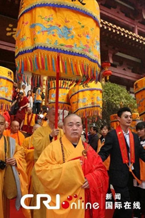 释永信此前出场排面堪比太上皇！不仅有一排排和尚为他护航，上台阶还有专人负责提衣服