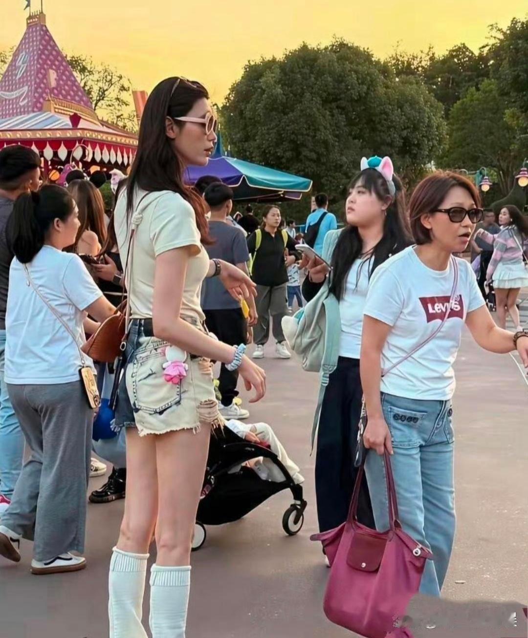一直以为这俩人身高差不了多少呢，因为每次现身只要两个人在一起拍照身高也是差一点点
