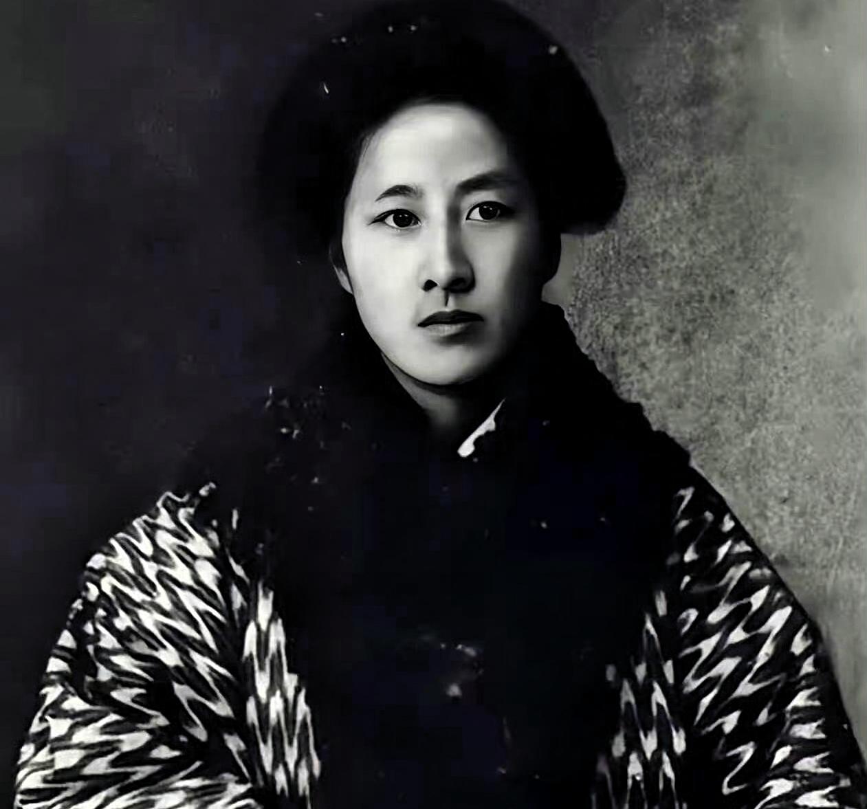 1907年秋瑾被捕，山阴县令李钟岳不忍用刑，有心相救却无力。秋瑾临刑提出三愿：不