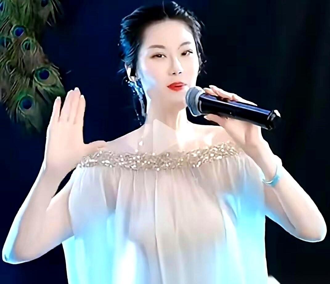 明年1月1号，好日子啊。再敢在演唱会上穿得跟没穿一样，等着被法律的重锤砸吧。