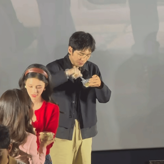 看得出来白宇真的饿了谁懂啊，白宇闷头炫饭的样子也太真实了🥢，在活动现场只管专