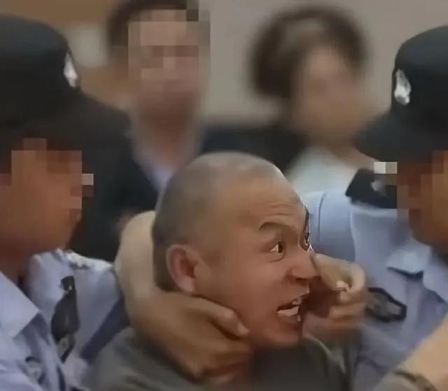 山东主犯曾小孩，看看猖狂无知到啥程度了！在法庭上，两位法警都摁不住！眼神凶神恶煞