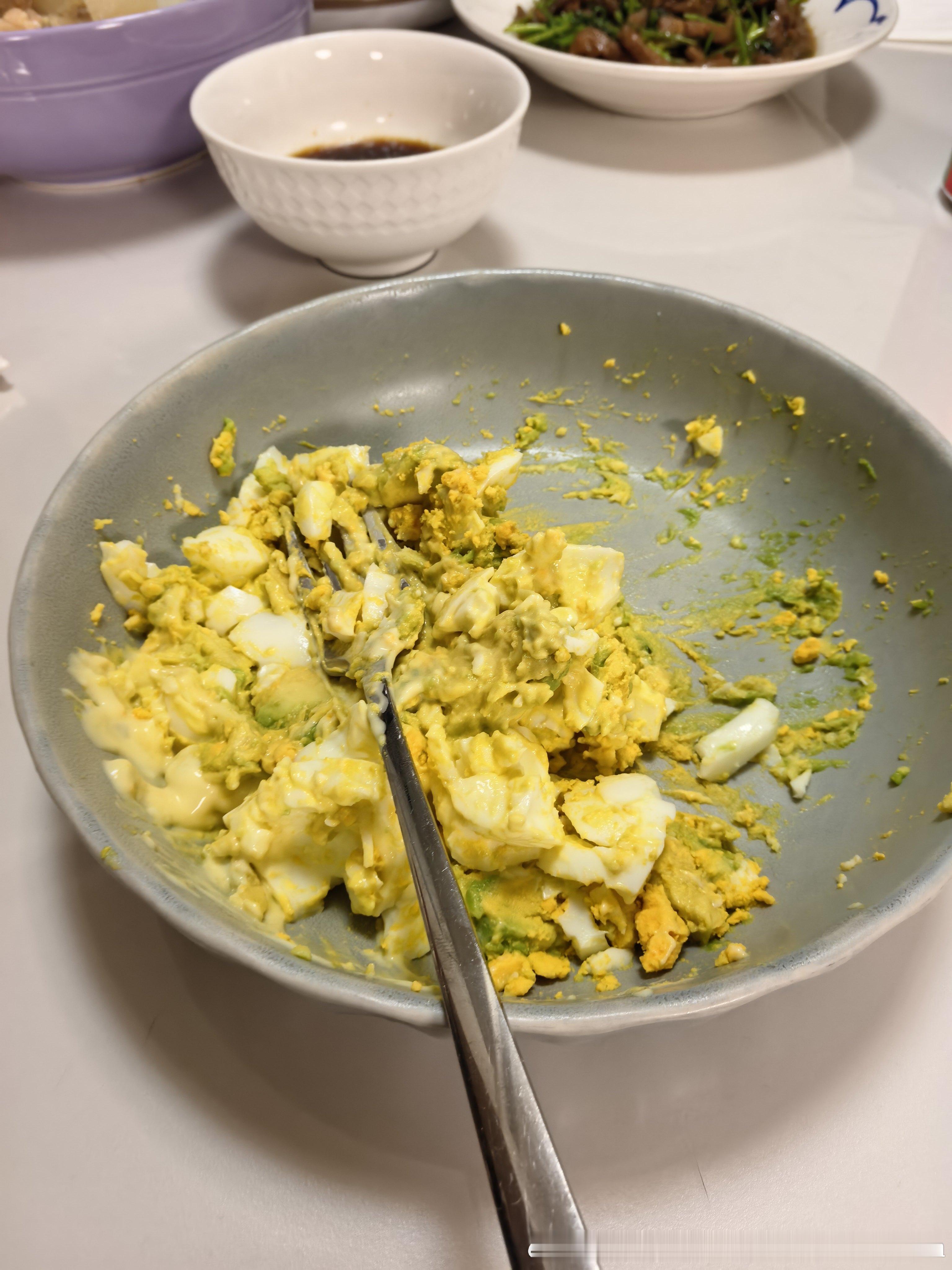 今天黑椒牛肉吵得不错！牛油果🥑鸡蛋🥚沙拉希望好吃[笑着哭]晚餐​​​