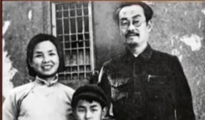 1932年，一地下党在被捕前把一份机密文件藏在了家里的厕所里。戚元德奉命去取文件
