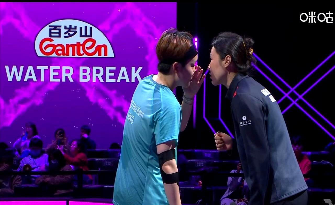 刚刷到WTT重庆站的球赛花絮，杜凯琹捂嘴跟教练说话那幕给我笑到拍大腿。你看她