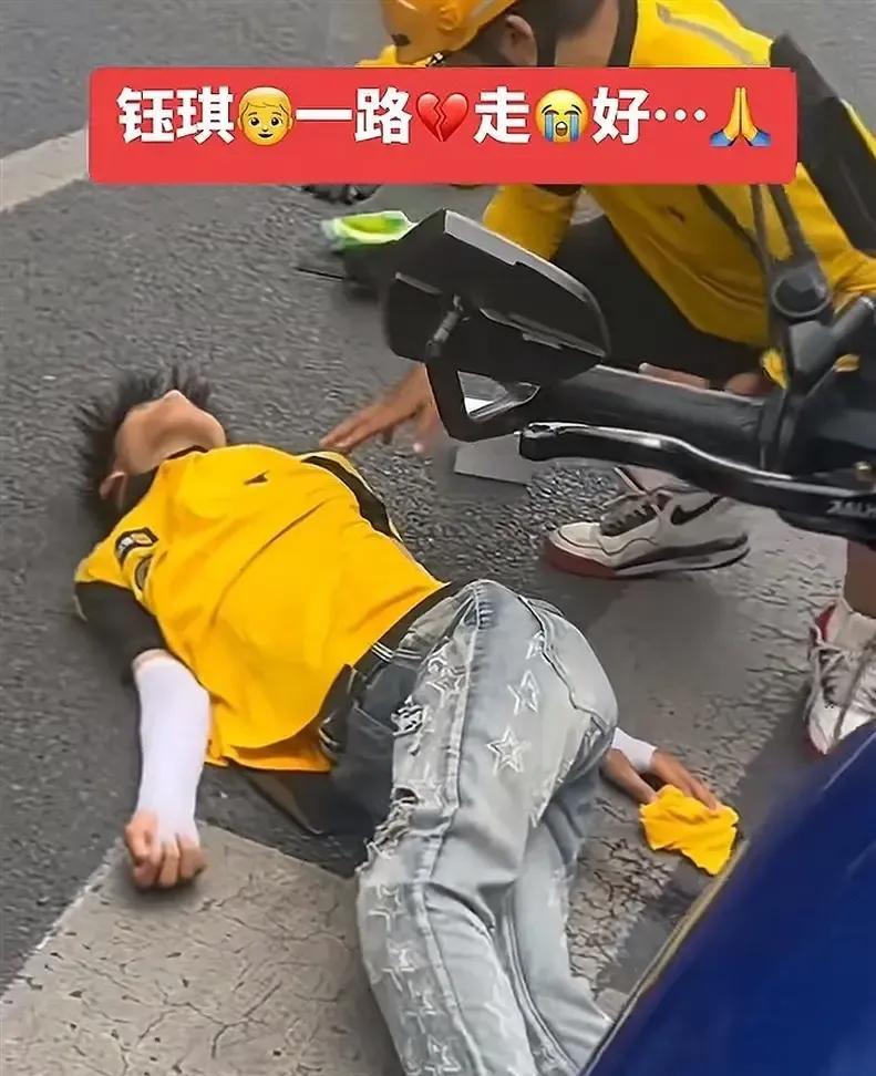 惠州，19岁快递小哥，为五块钱快递费，烈日下奔走，最终猝死街头，引人唏嘘。快递