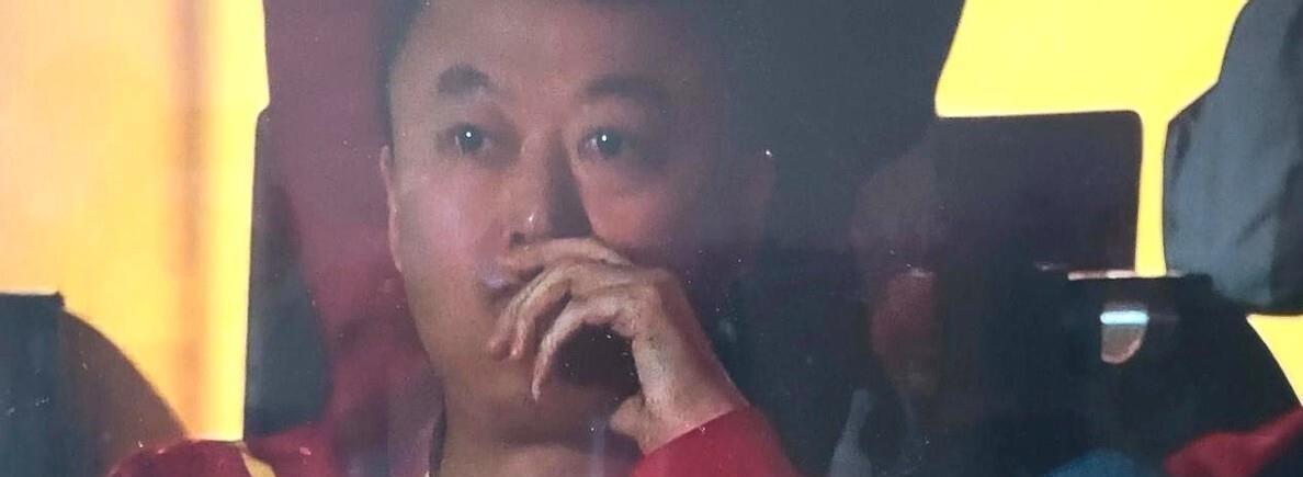 莎莎和曼昱打到第六局时，莎莎10比6领先，眼看着就要赢了。这时候镜头突然切到看台