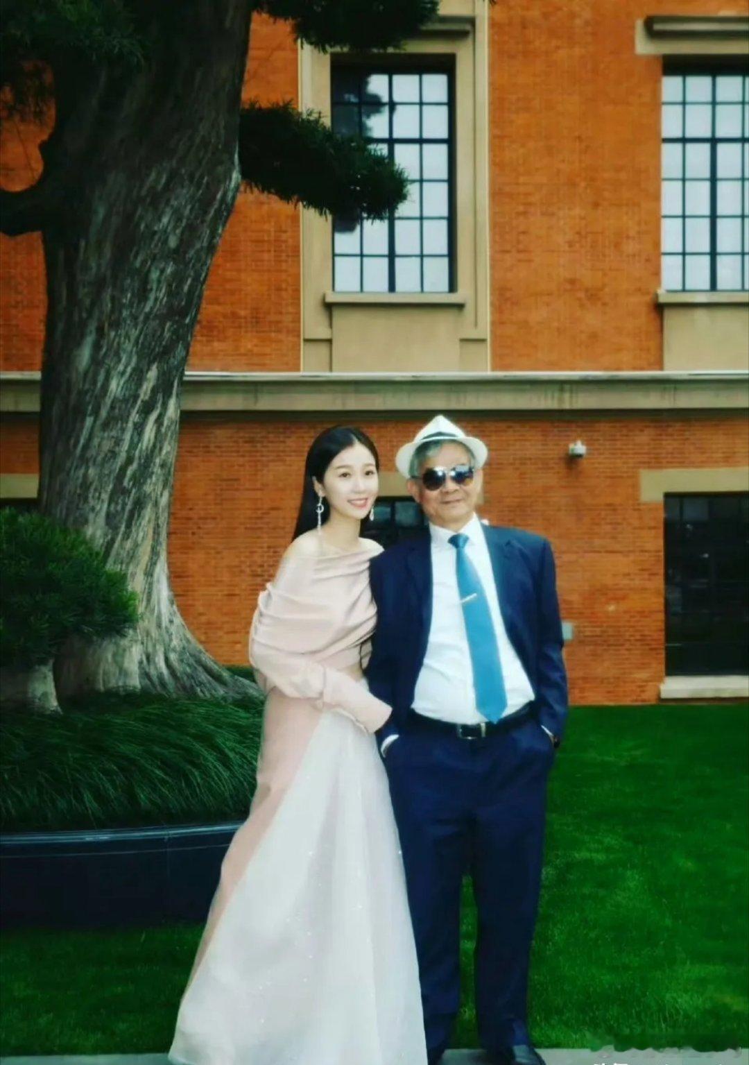 虞书欣估计现在瑟瑟发抖了。她怎么也没想到黄杨钿甜230万的耳环居然牵连到她，真的