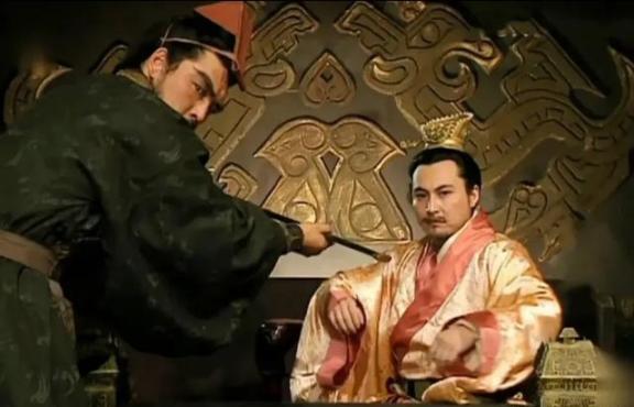 公元223年，曹丕约弟弟曹彰下棋，期间侍女端上鲜红的枣子，曹彰也不客气，拿起鲜红