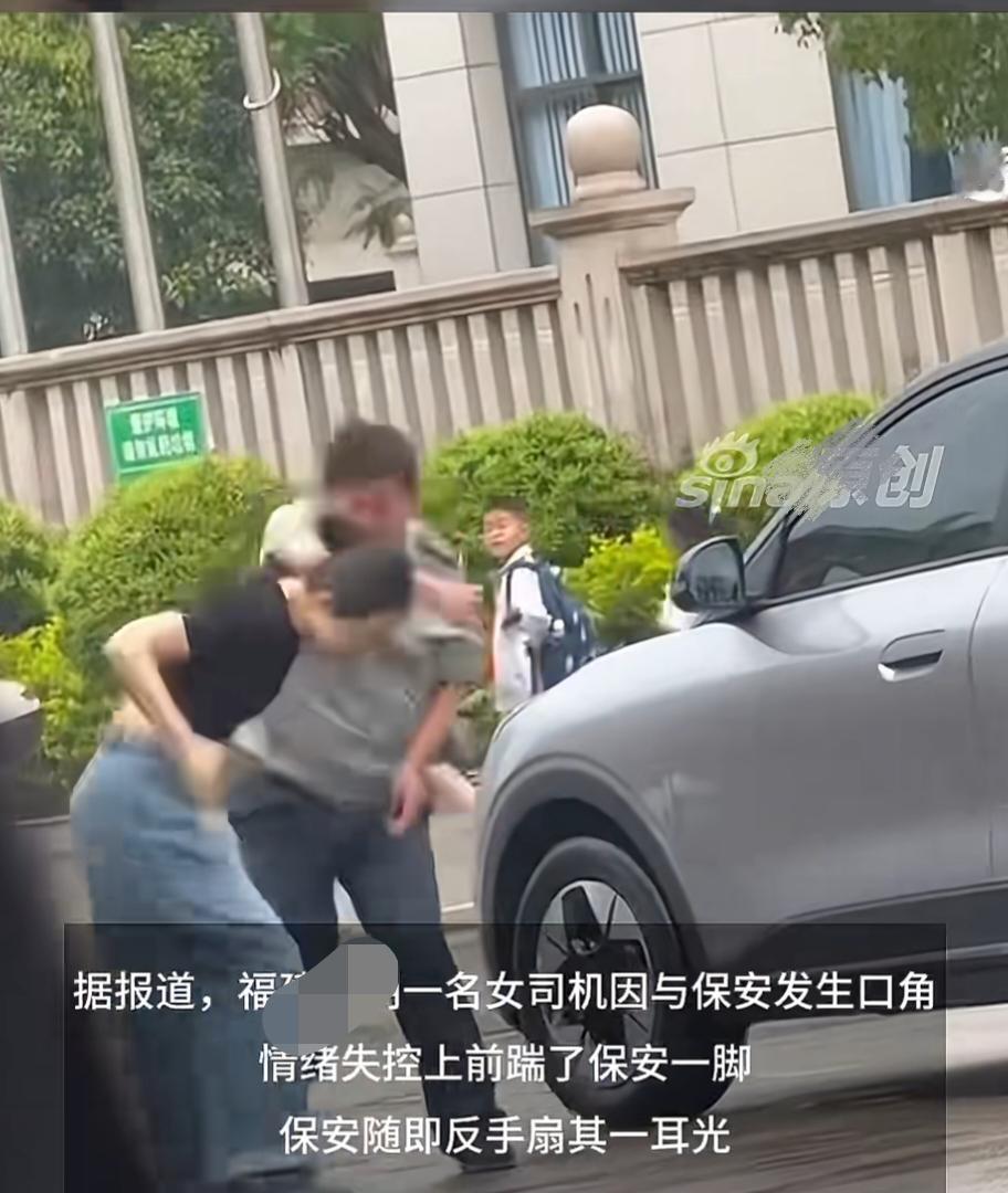 学会克制有多重要！女司机和保安发生口角，在保安正要路过车头时，女司机突然开门下了