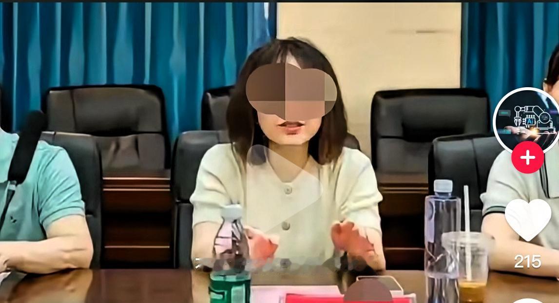 曾医生还是挺漂亮的，不仅长的肤白貌美大长腿，而且五官端正。说真的，曾医生这条