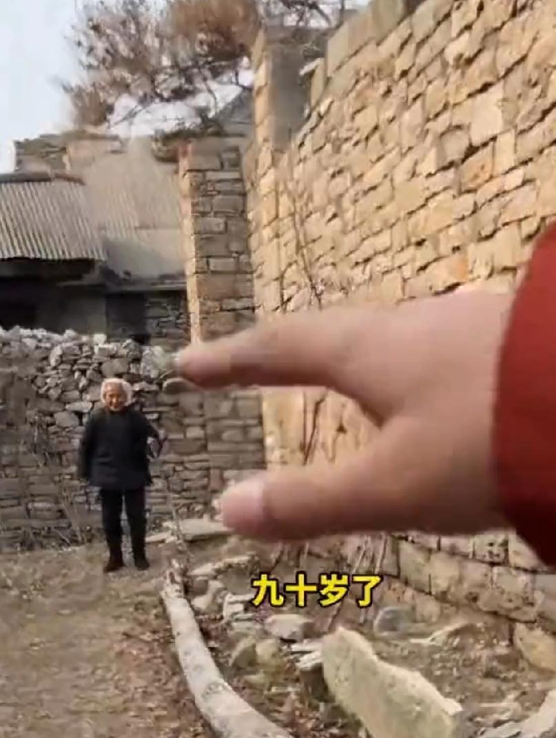 12月23日，山东新泰。村支书去看望90岁的独居老太太，老远就看到老太太拄着拐杖