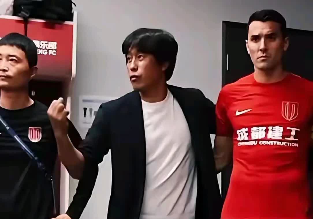 成都蓉城主教练这个问题迟早得解决！目前应该是最佳解决时期，蓉城今年争冠有机会但很