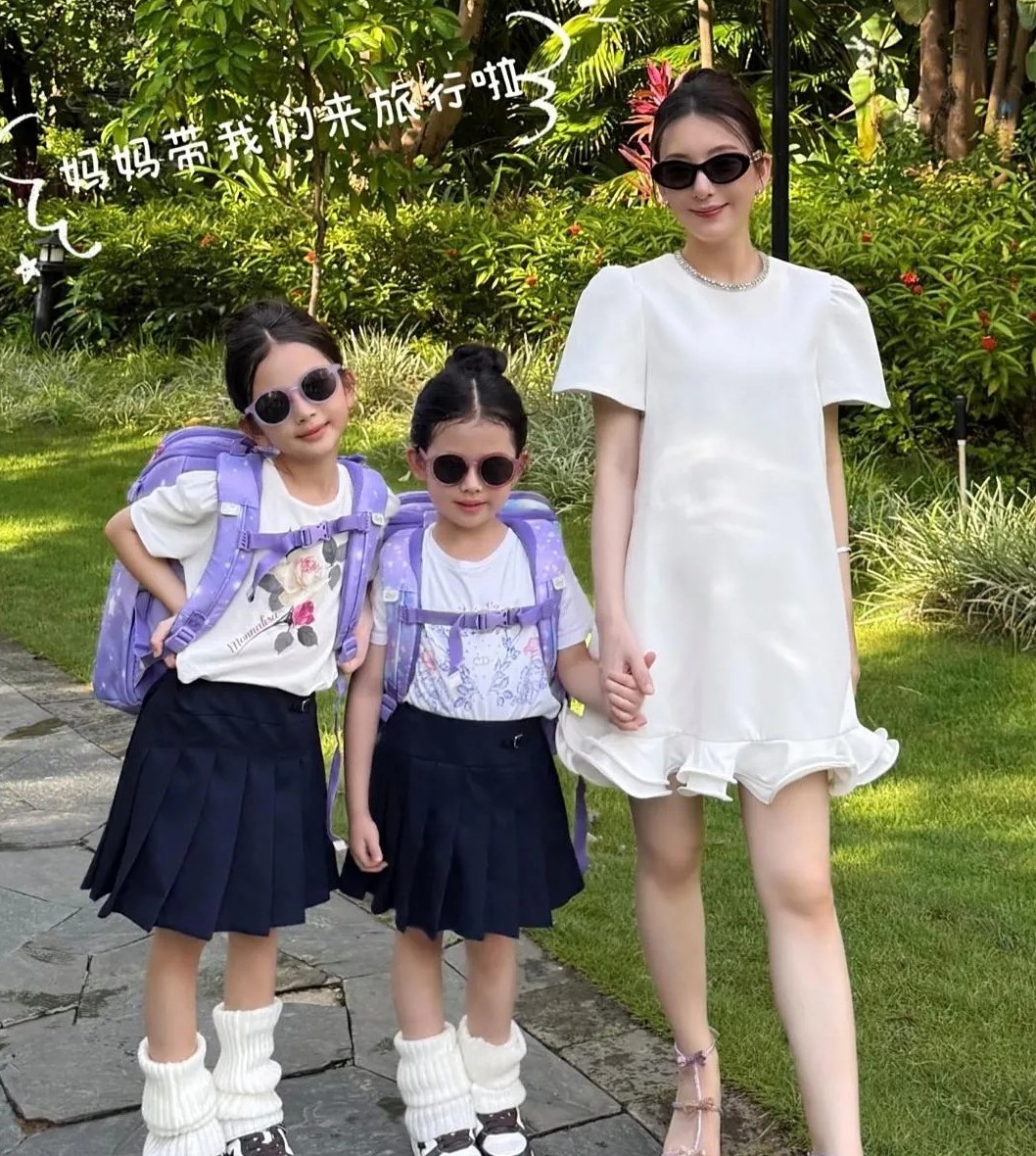 方媛带着2个女儿到西双版纳游玩，母女三人戴着墨镜就和复制粘贴一样，脸型一模一样，