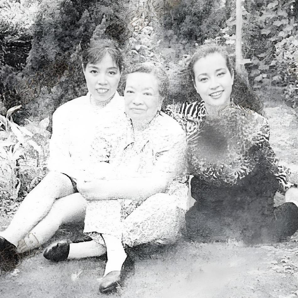 刘晓庆年轻时和家人，一张罕见的合影，这张照片拍摄于上世纪80年代后期。拍摄地