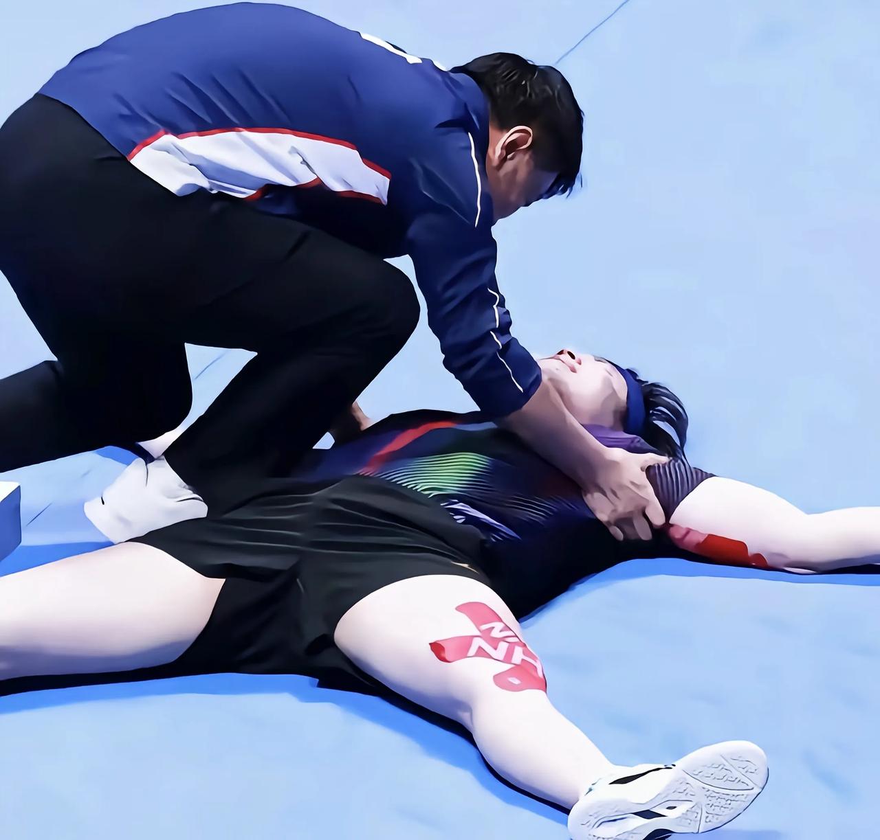 王楚钦七场比赛后倒地，王皓指导真的吓坏了，确信无恙才算放心了看到王楚钦赛后