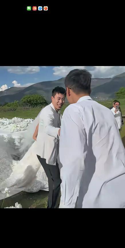 前辽宁队球员丛明晨，晒出好兄弟张镇麟结婚视频。这个背影不是深圳队主教练周鹏吗？