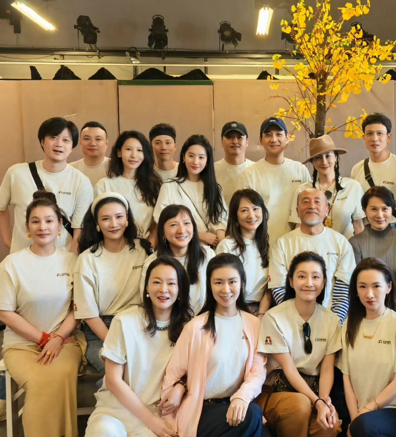 刘亦菲北电同学合照，基因真的是天赋，金庸小说里十几年容貌不改是真的…刘亦菲北电同