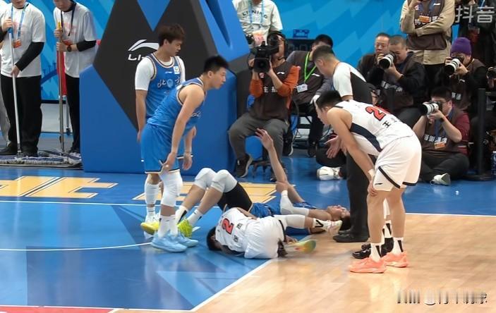 情况不妙！徐杰遭遇重伤，都上担架了！今天晚上广东男篮对阵北京男篮的比赛，第二