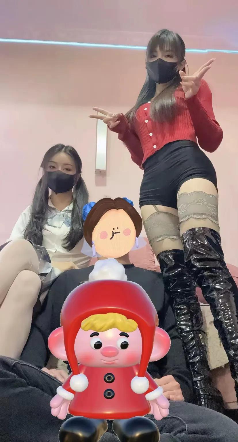 女王👸聚会的欢乐时光，与可爱玩偶的合影瞬间闺蜜团👧姐妹趴🥰🥰姊妹花闺