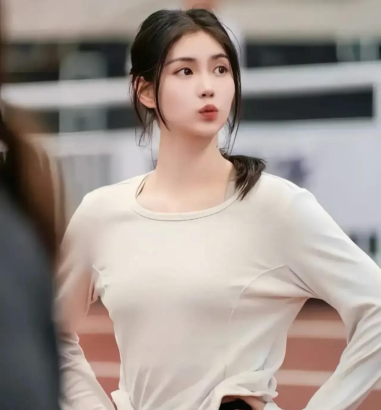 看看中国体育界现役颜值最高的六位美女谁最美艳。第一位：身高172cm，20岁，