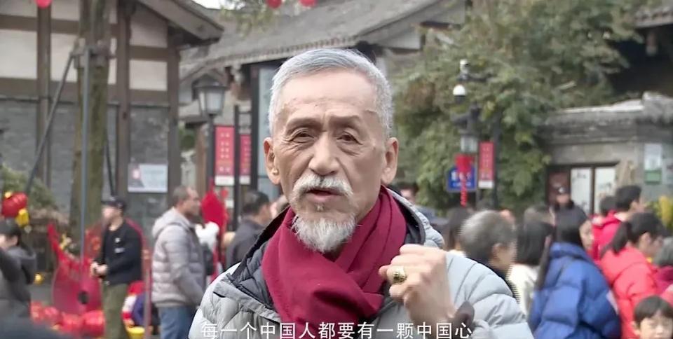 2018年，75岁高龄的陈彼得参加了《好声音》，却没有评委为他转身。庾澄庆，起身