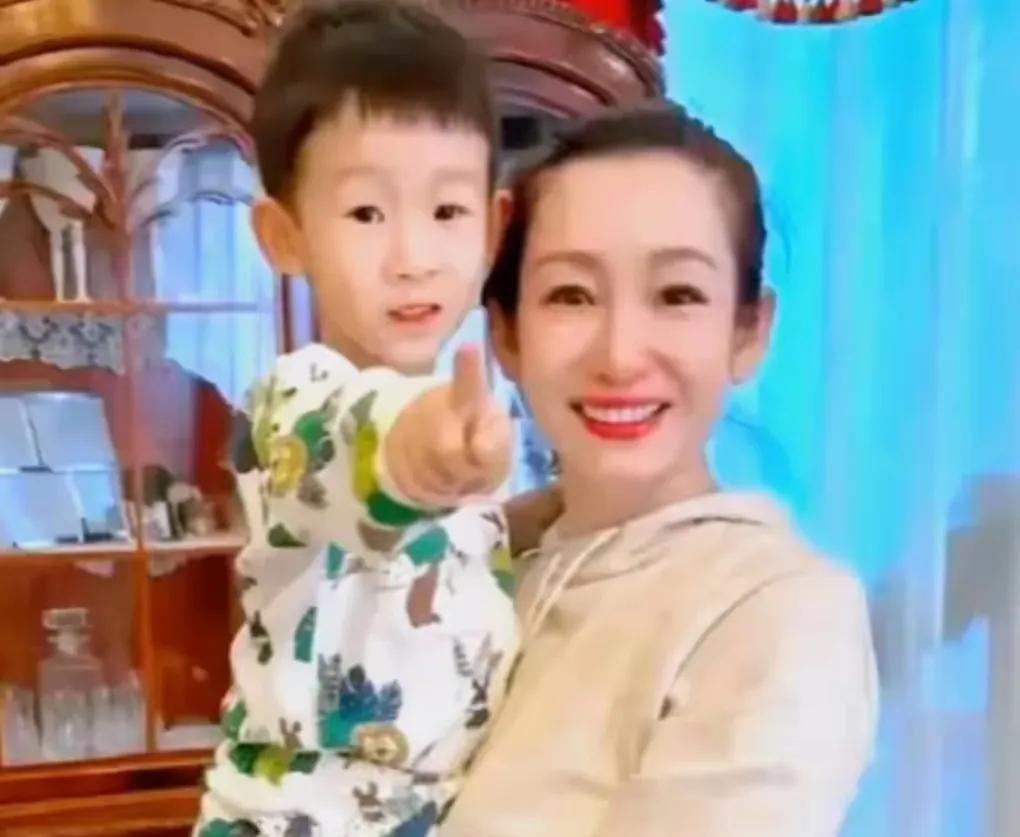 秦海璐一家人，好幸福啊！老公把秦海璐宠成了小公主，秦海璐一看就是脾气爽快的女性，