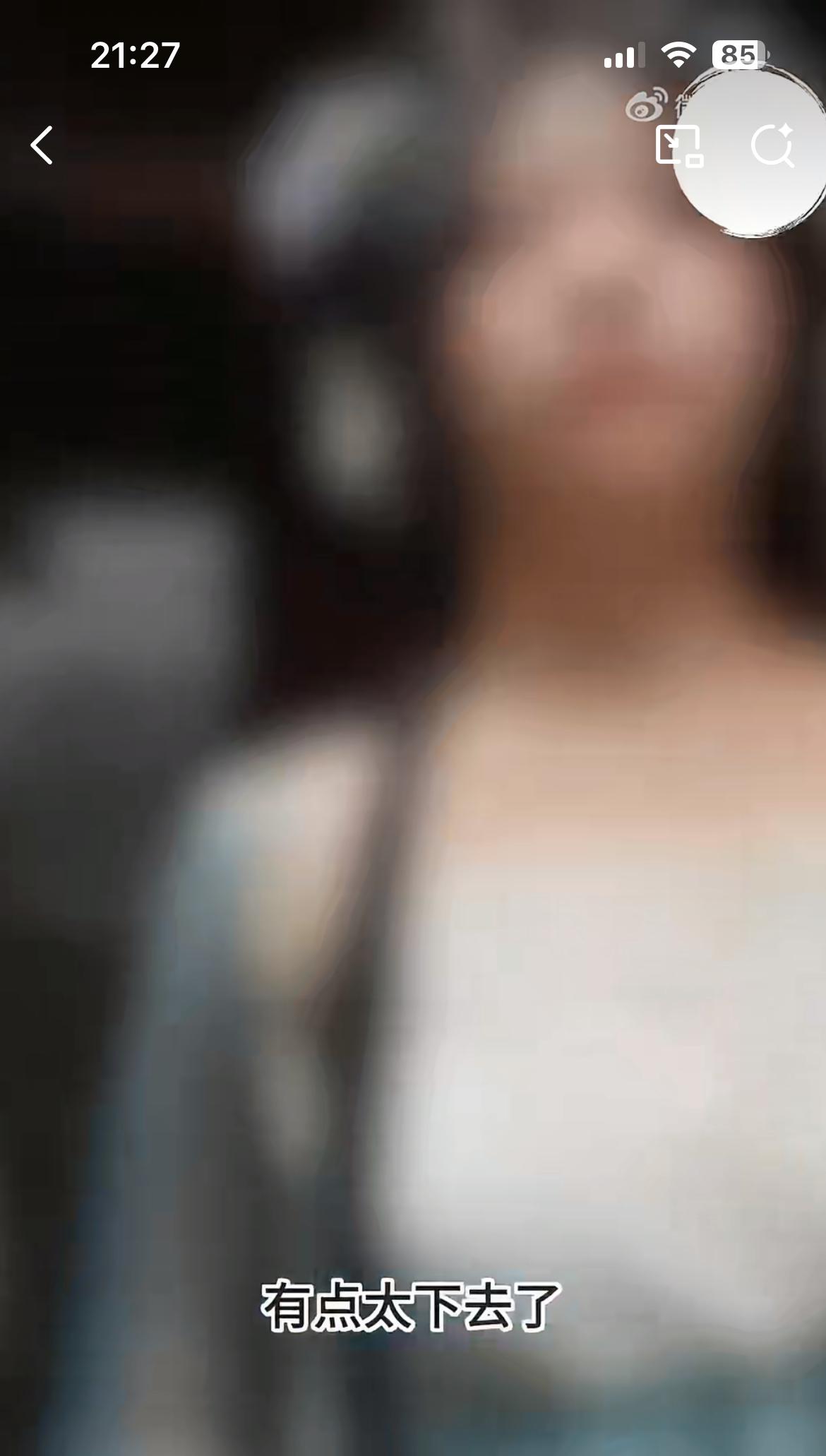 福州一景区穿汉服的女子怀疑被大爷偷拍，摄影师要求检查大爷的手机，大爷手机一摊回怼