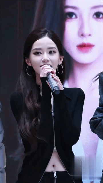 把张予曦的脸和网红的脸放在一起简直是降维打击！迅猛龙已经是网红圈里的颜霸了，但是