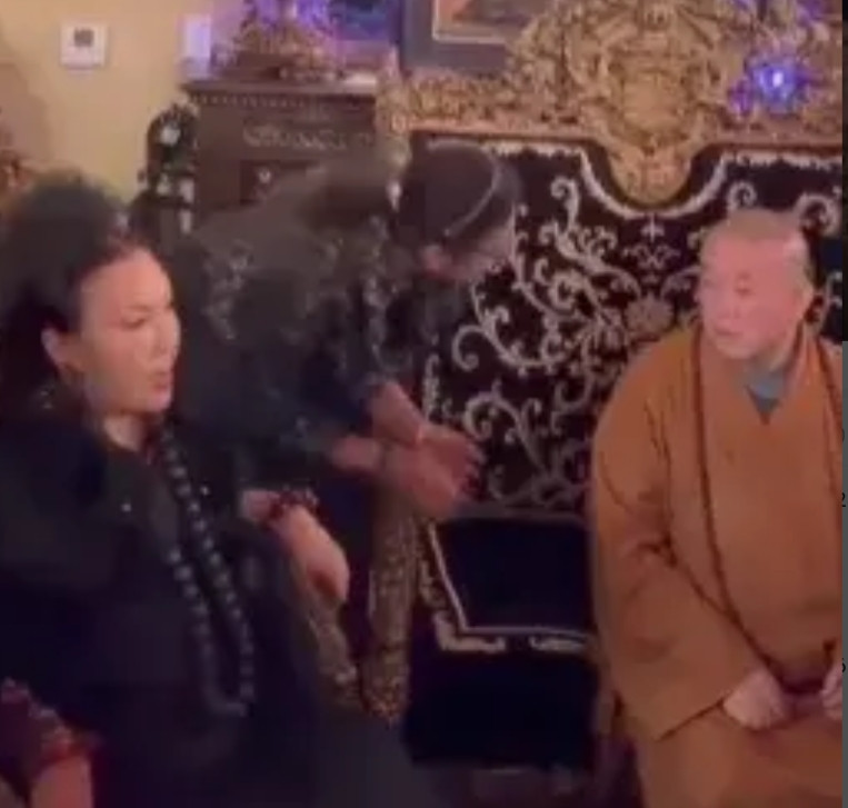 释永信在担任方丈期间到过很多个国家，网上曾有一段他在纽约期间的视频，视频中他坐在