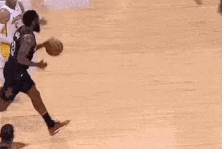 面对哈登和库里,你啥也不做,也犯规!哈登这样的造犯规让人很恼怒,恨不得上去就是一