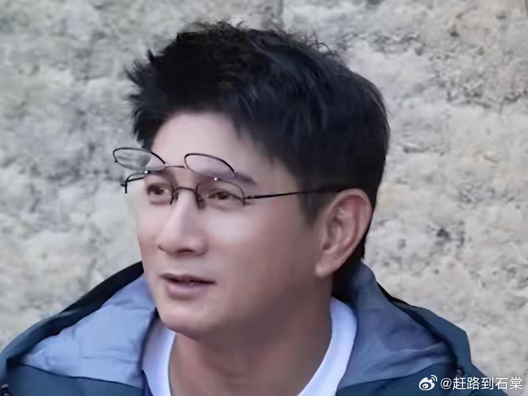 恩爱抵不过残酷现实，39岁刘诗诗貌美如花，55岁吴奇隆带上老花镜​​​
