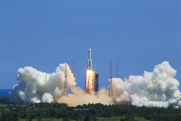 有位美国网友曾说道：“在新发射的太空船上只使用中文，是否说明这个国家超级自我封闭