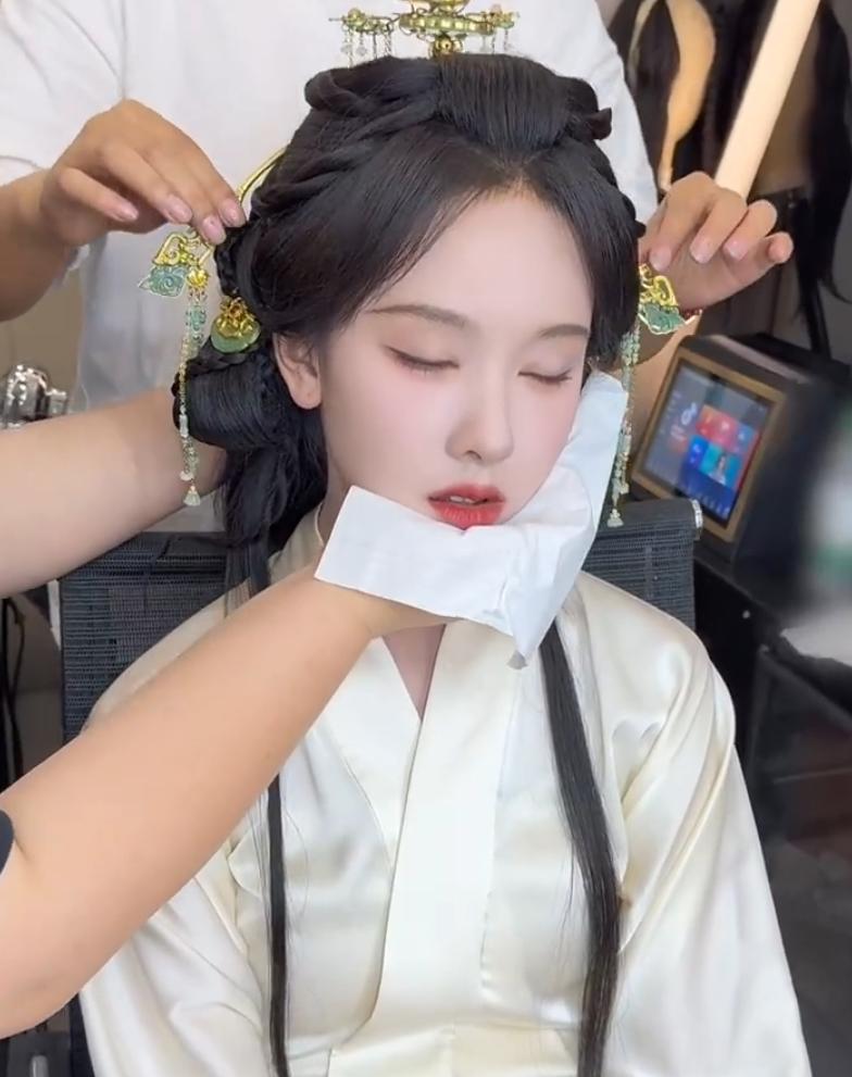刷到化妆师澄清，才知道陈都灵那视频被网友脑补得有多离谱谁能想到，就陈都灵