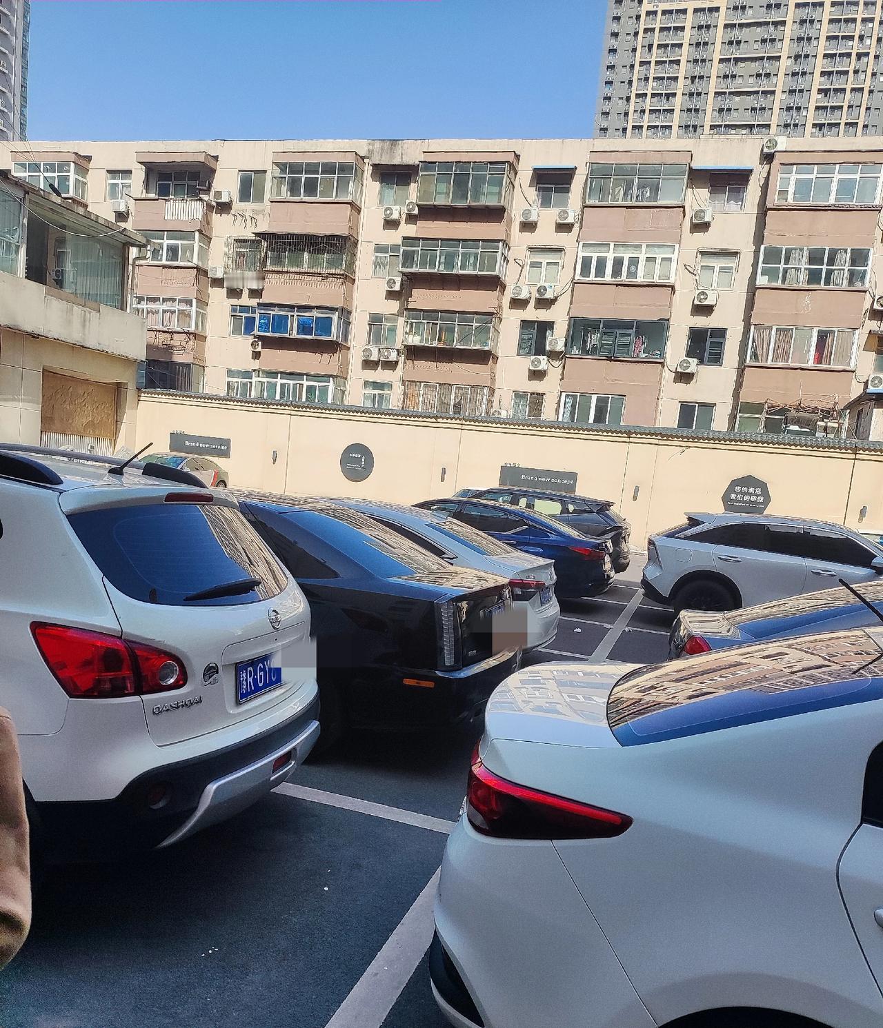 上周去河南郑州出差。发现有一个很有意思的现象，像金水区这种老城区，大大小小的酒