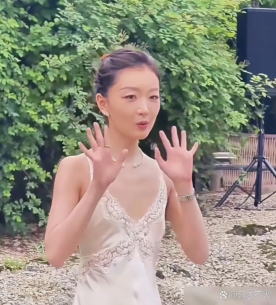 这简直是扬短避长呀！周冬雨总是一副小孩偷穿了大人衣服的样子。​