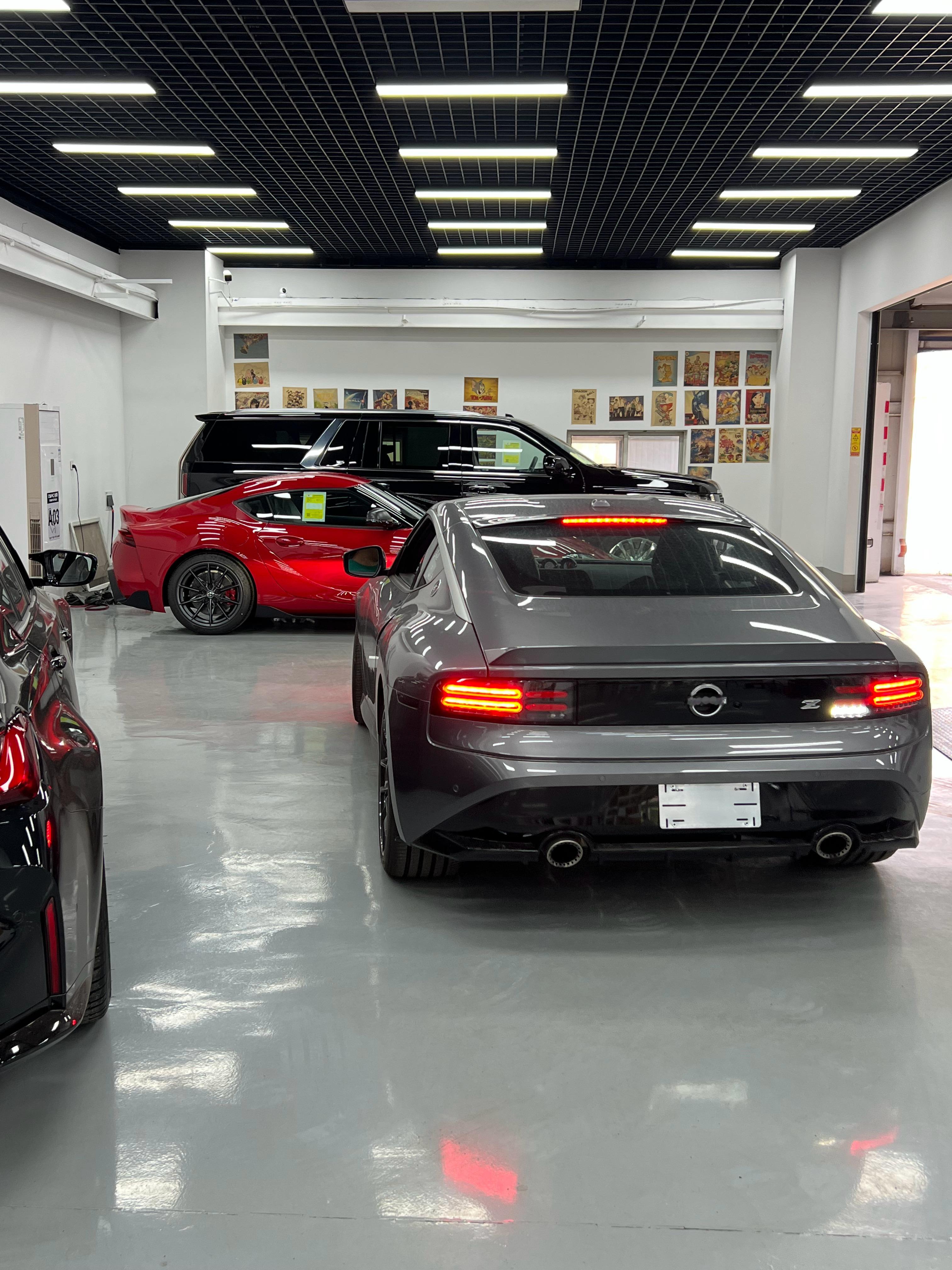 经过网友提醒，是我自己记错了加拿大版的NISSANZ，自己就带后雾灯，我之前