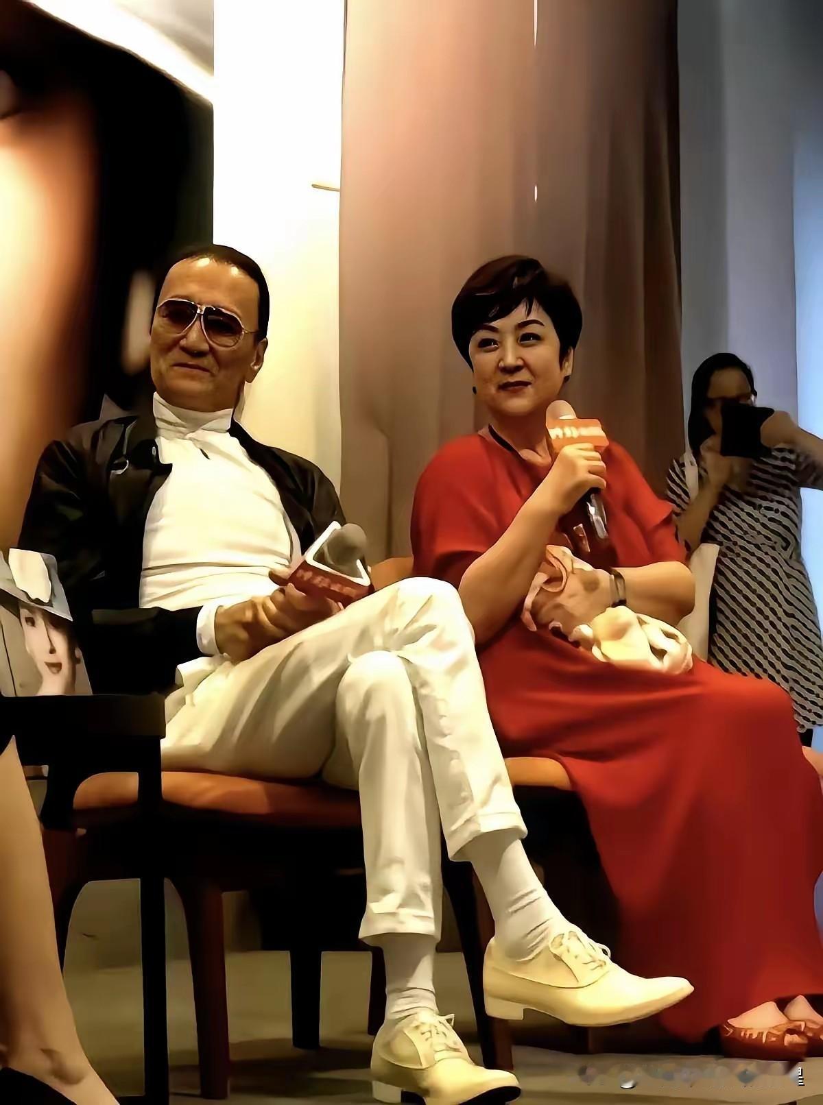 一次采访，鲁豫问甄珍：“当年为什么会跟谢贤离婚？”​甄珍说：“他不愿意来台湾，