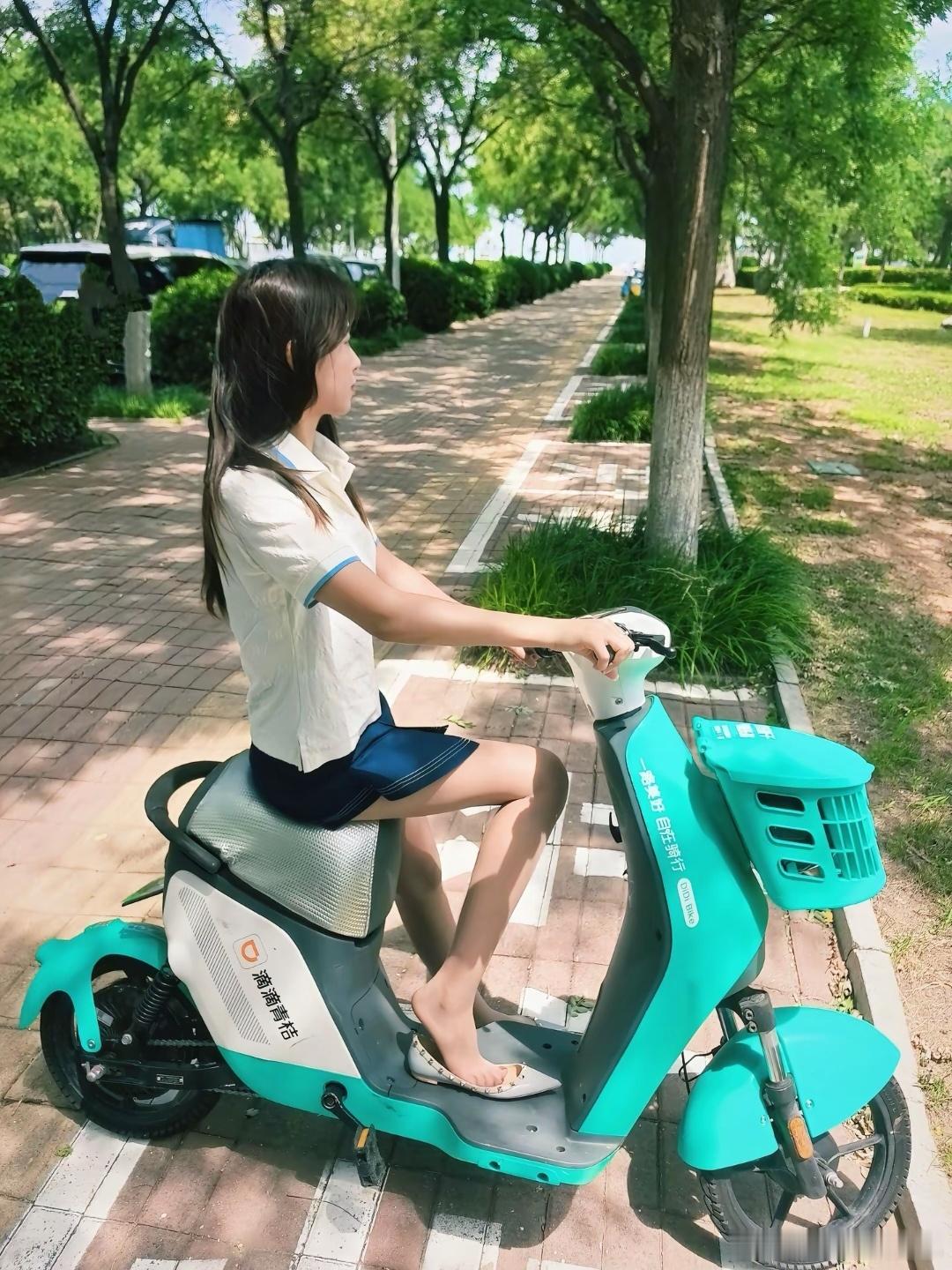 顶级街拍骑车的女孩美女一分钟视频创作季精彩人像​​​