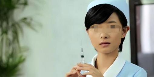 2002年，护士周华突然在医生李仁强的脖子上扎了一针，还嬉皮笑脸地说：“跟你开个