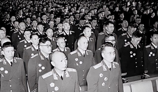 1955年，授勋前夕，叶剑英元帅检查授勋人员名单时，突然面色一沉，指着上面两个人