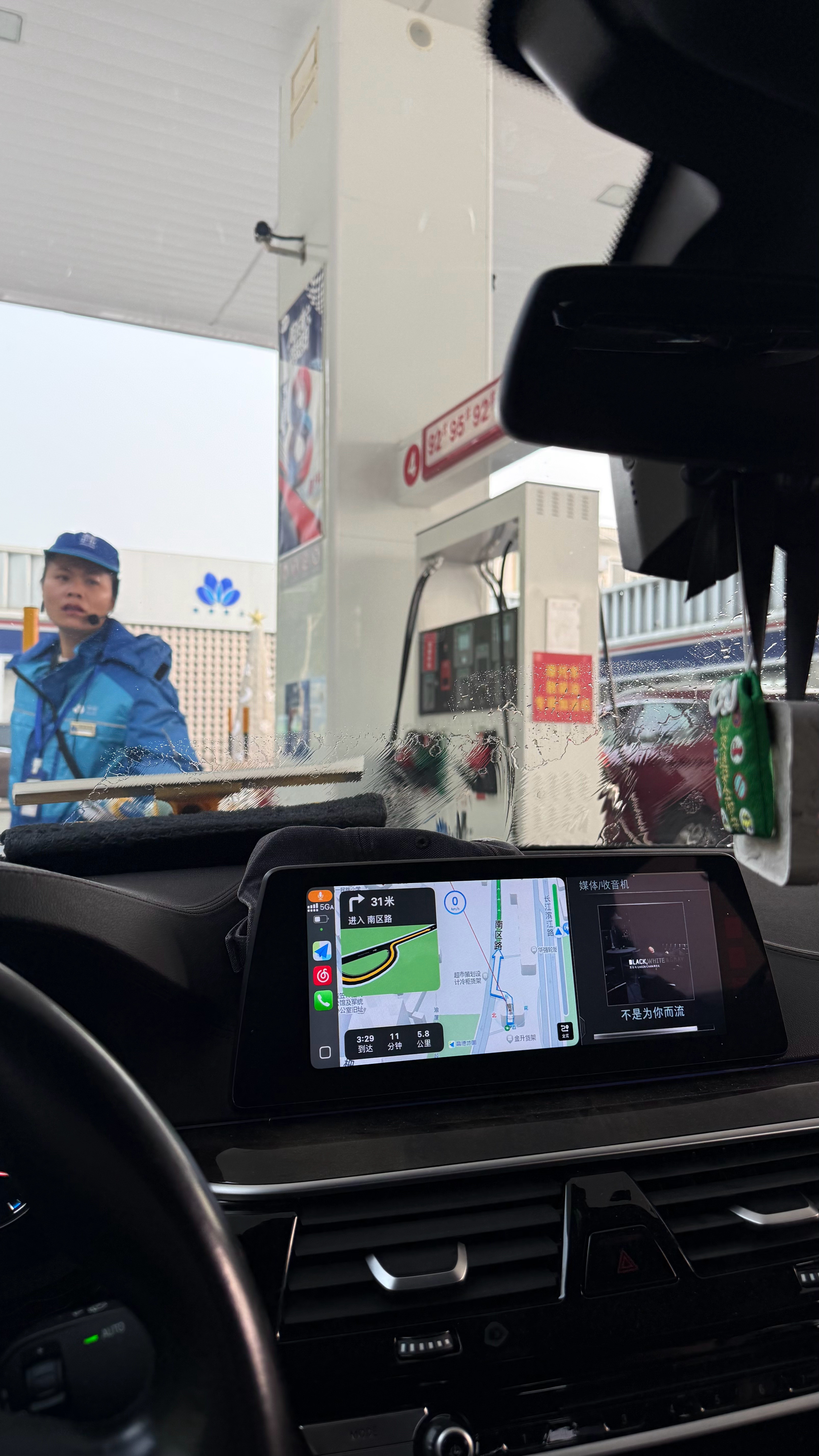 刚刚加油加到一半的时候大姐过来给我擦风挡擦完之后问我微信还是支付宝我说：啊！擦玻