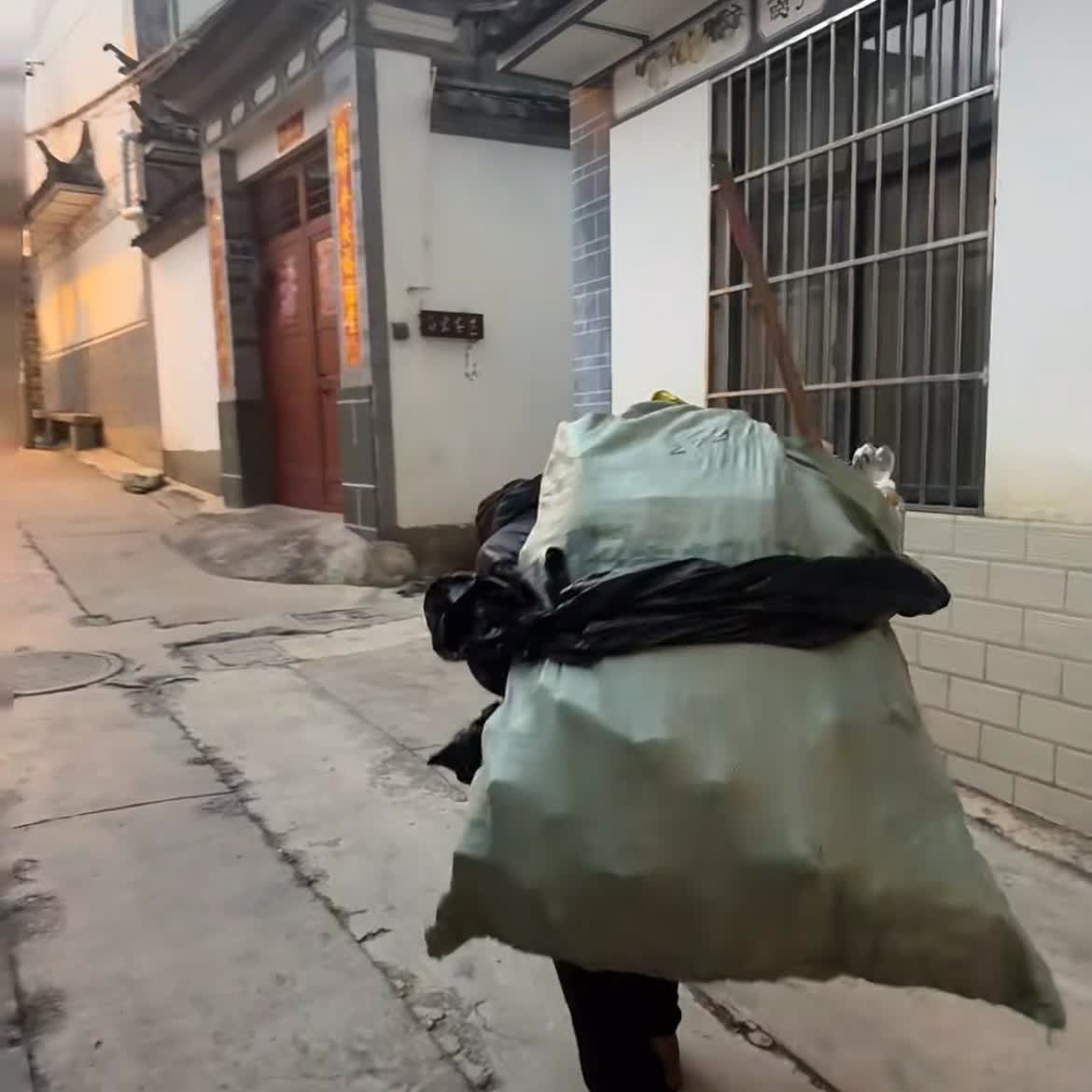 老人被弃养这种事太多了，特别是在医院工作的人，见到的更多。特别是孩子多的，特别是