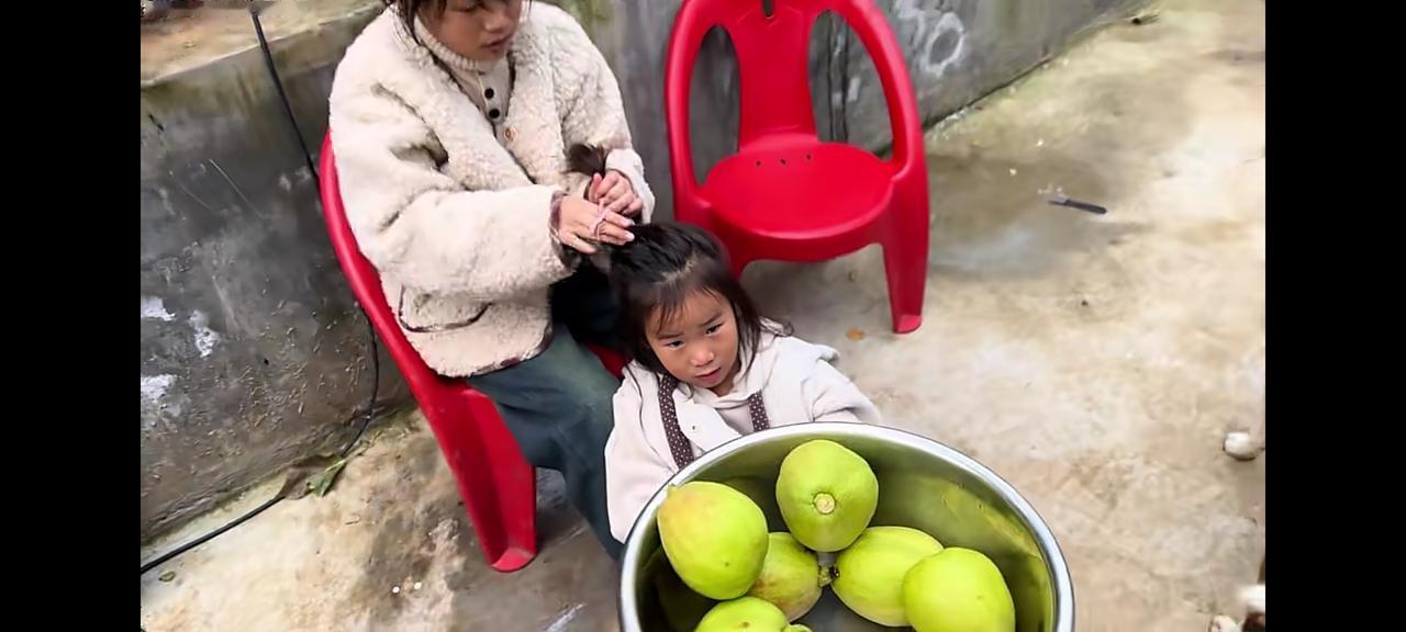 李佳终于带仨孩回家了一家人在院里吃饭，都是老壳子爱吃的，十多个菜把老壳子锁在门