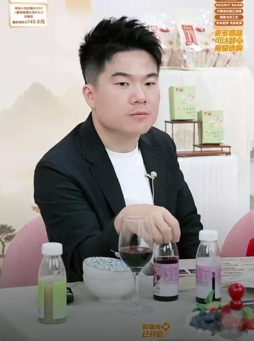 继全红婵代言黄子韬品牌的卫生巾产品后，董宇辉刚在直播间跟大家汇报，说《与辉同行》